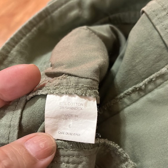 New York and company sage green shorts size 6 - Picture 5 of 7